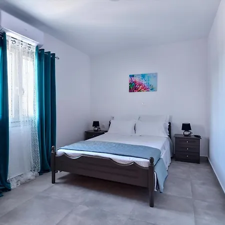 Ormos Naoussa's Naousa (Paros)